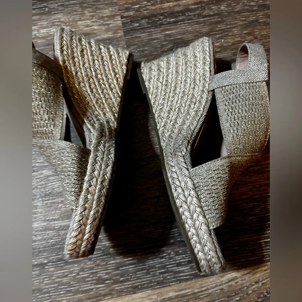 Bandolino Women's sandals shimmering Gold Wedges 7.5  M - Picture 5 of 9